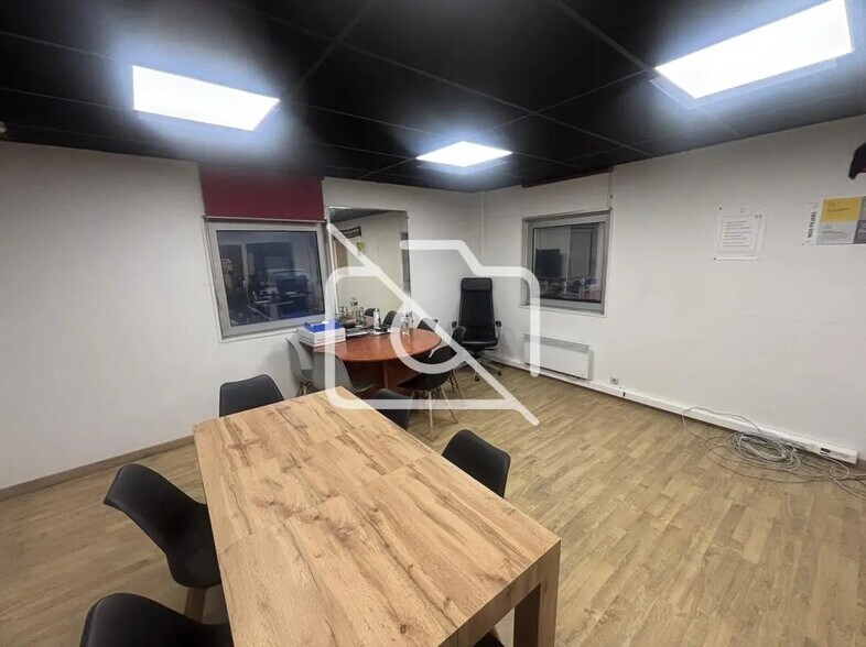 Bureau dans Buc à louer - Photo de l’immeuble – Image 2 sur 7