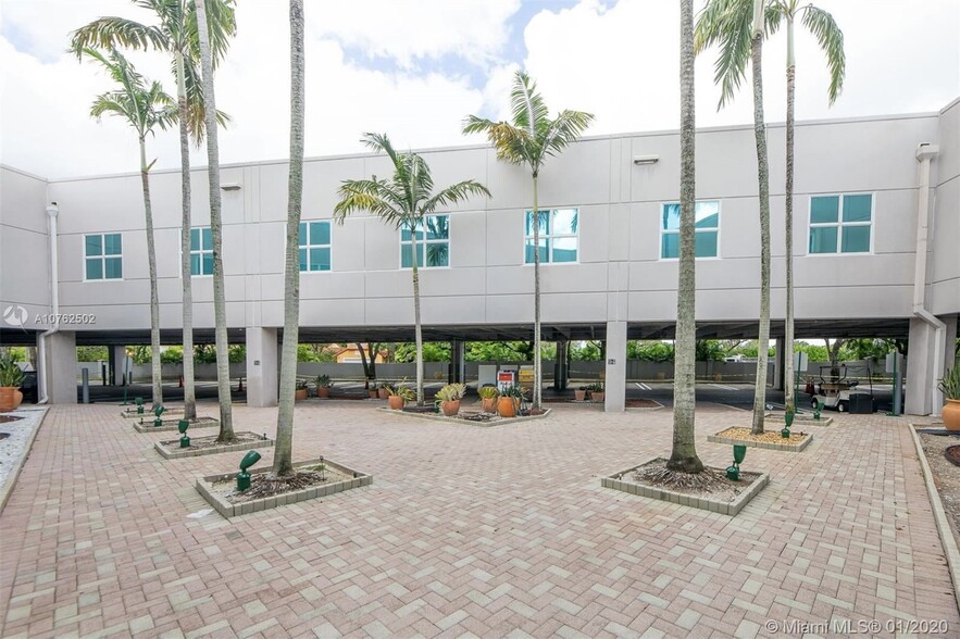 10305 NW 41st St, Doral, FL à louer - Photo de l’immeuble – Image 3 sur 25