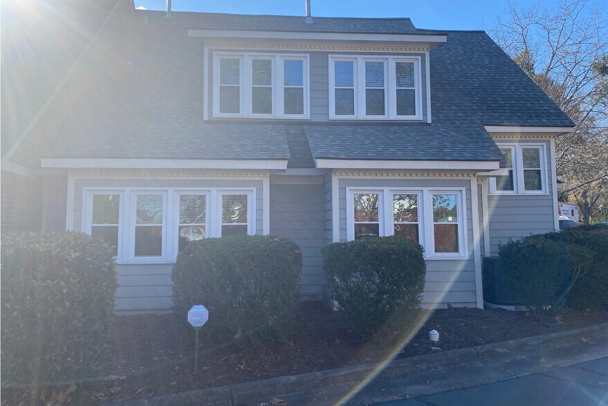 5106 Bur Oak Cir, Raleigh, NC à louer - Photo de l’immeuble – Image 1 sur 3