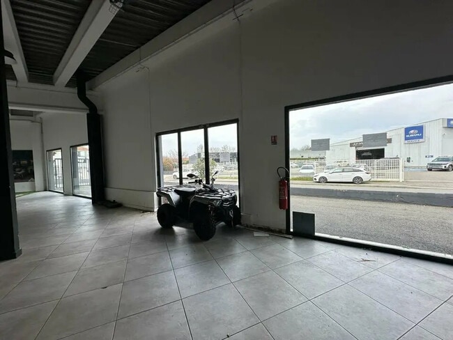 Plus de détails pour Local commercial à louer