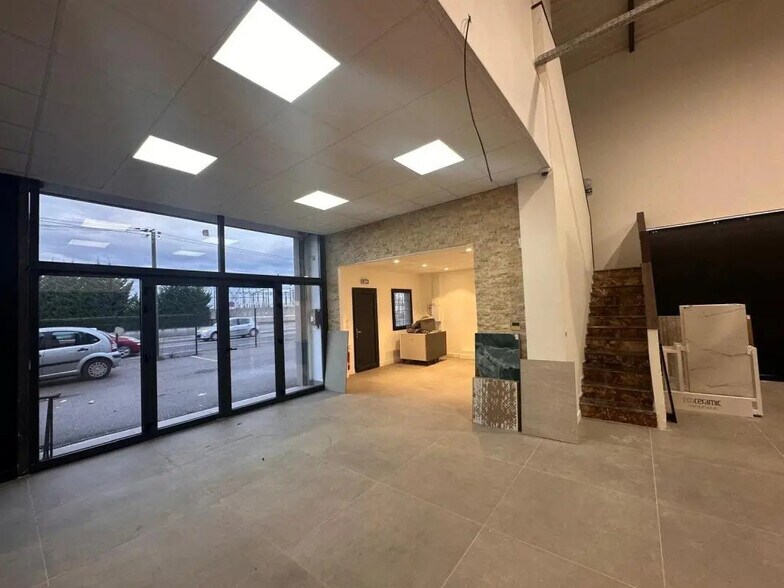 Local d’activités dans Mions à louer - Photo intérieure – Image 1 sur 5