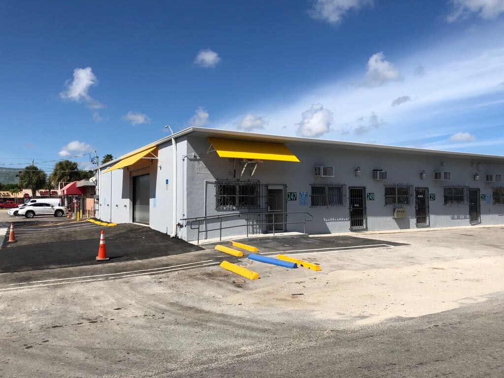 265-275 NE 166th St, Miami, FL à louer Photo principale– Image 1 sur 7