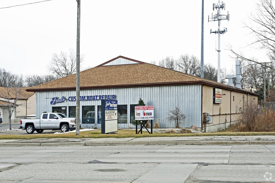 7677-7683 Highland Rd, Waterford, MI à vendre - Photo de l’immeuble – Image 3 sur 4