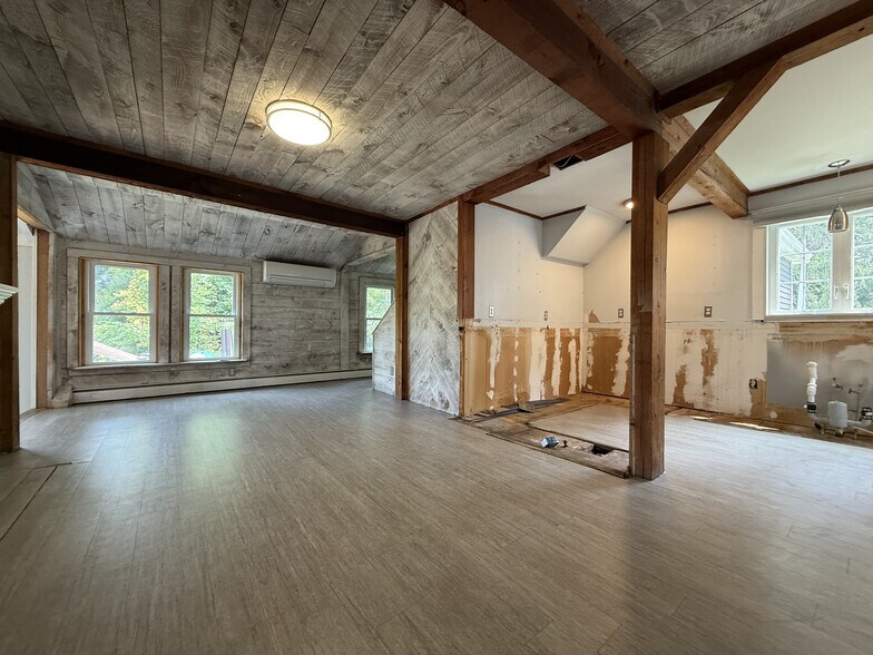 561 Foundry St, South Easton, MA à louer - Photo de l’immeuble – Image 2 sur 19