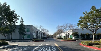 9650 Research Dr, Irvine, CA à louer Photo de l’immeuble– Image 2 sur 12