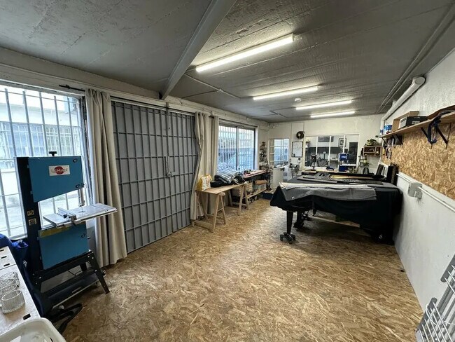 Plus de détails pour Local d'activités à louer