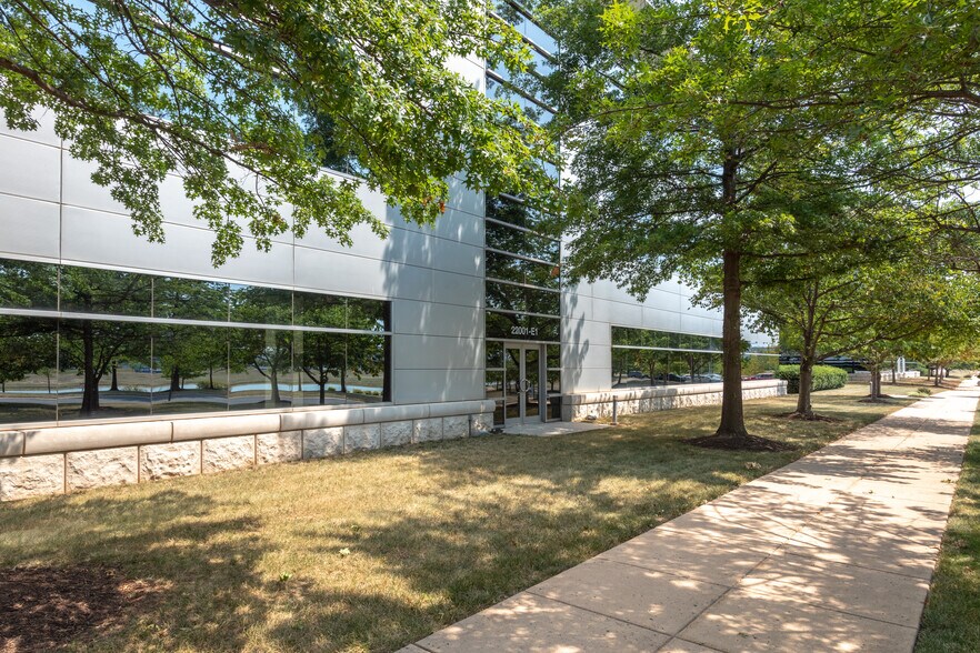 22001 Loudoun County Pky, Ashburn, VA à louer - Photo de la construction – Image 3 sur 4