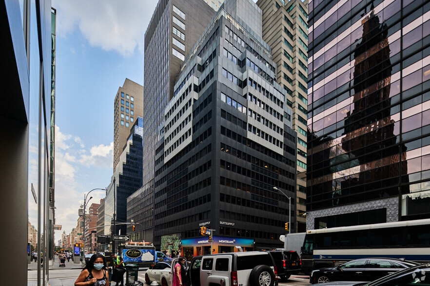 635 Madison Ave, New York, NY à louer - Photo de l’immeuble – Image 1 sur 4