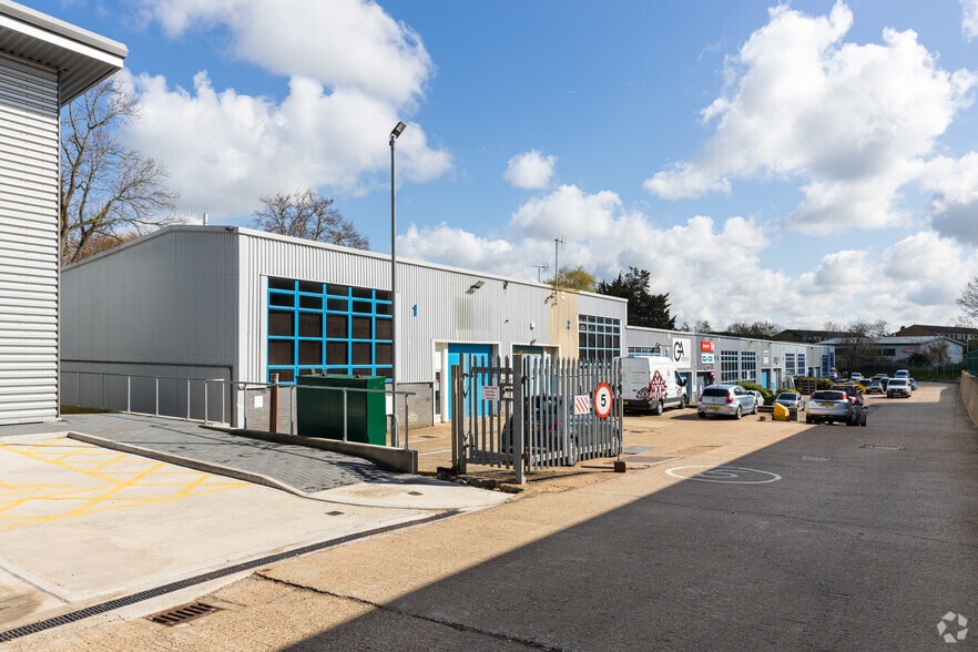 Cramptons Rd, Sevenoaks à louer - Photo principale – Image 1 sur 8