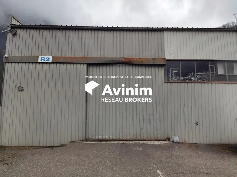 Local d’activités dans Cluses à louer - Photo de l’immeuble – Image 2 sur 2