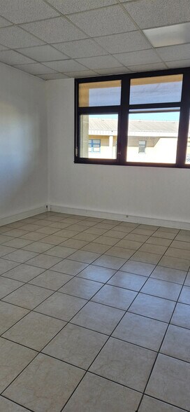 Bureau dans Bron à louer - Photo de l’immeuble – Image 3 sur 6