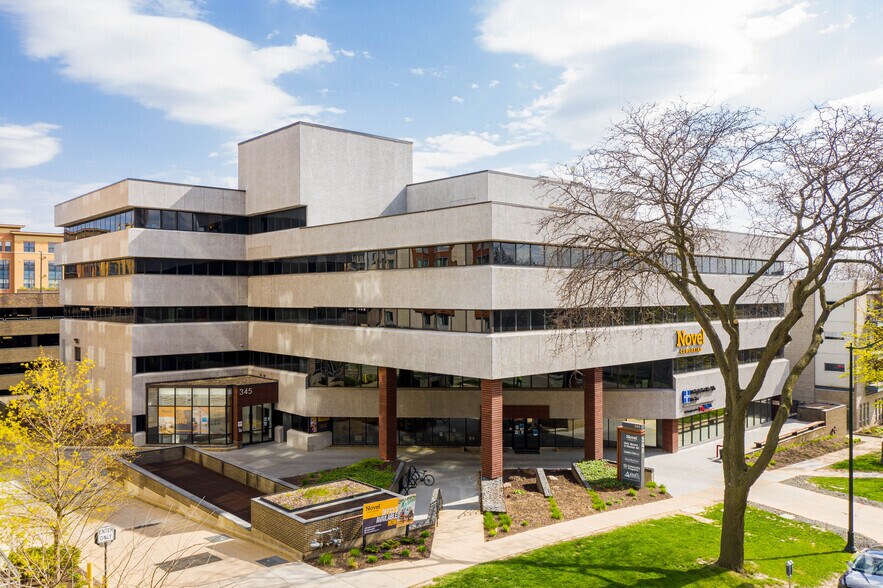 345 W Washington Ave, Madison, WI à louer - Photo principale – Image 1 sur 32