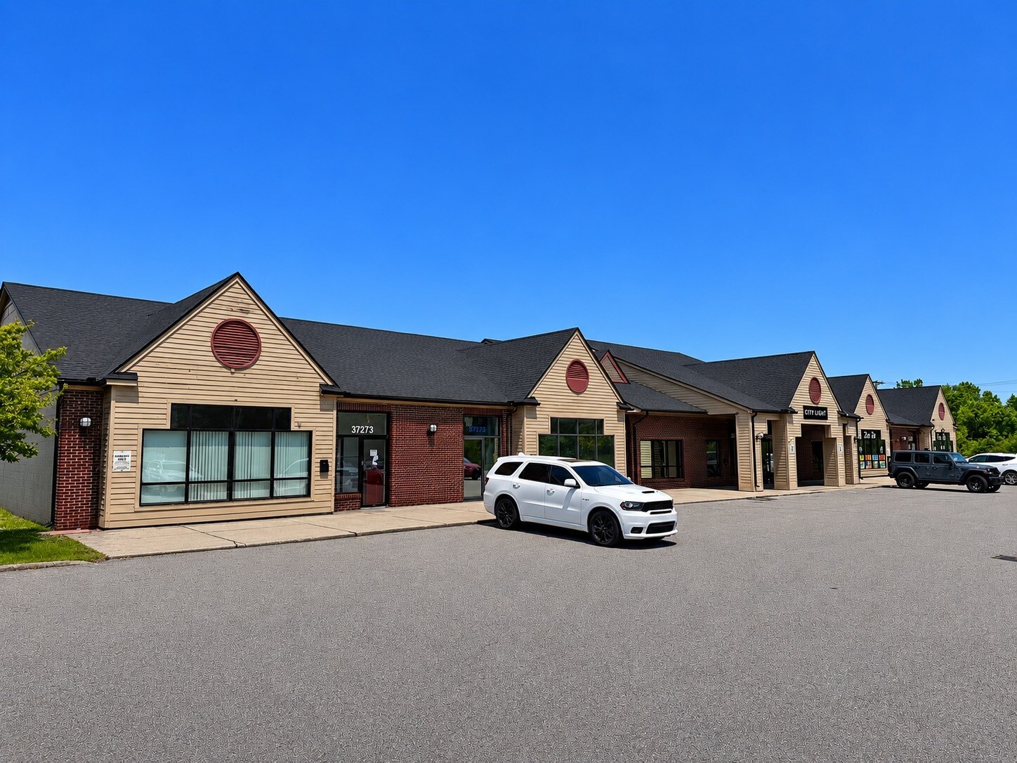 37273-37303 Groesbeck Hwy, Clinton Township, MI à louer Photo de l’immeuble– Image 1 sur 4