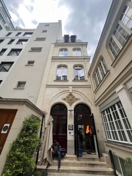 29 Rue D'Astorg, Paris à louer - Photo de l’immeuble – Image 1 sur 12
