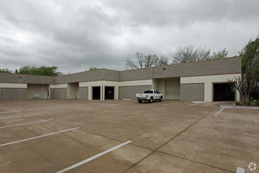 2412 Richland Ave, Farmers Branch, TX à louer - Photo de l’immeuble – Image 2 sur 3