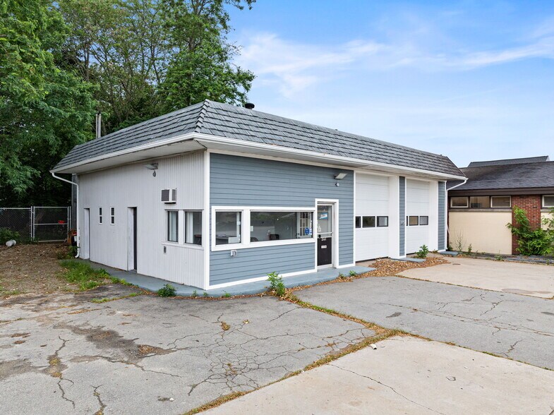 2147 Acushnet Ave, New Bedford, MA à vendre - Photo de l’immeuble – Image 2 sur 10