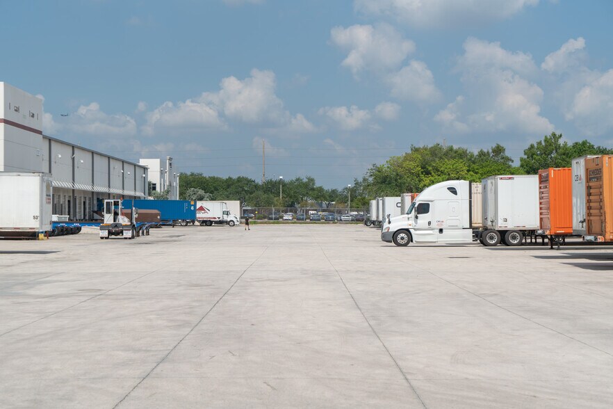 5601 NW 72nd Ave, Miami, FL à louer - Photo de l’immeuble – Image 3 sur 5