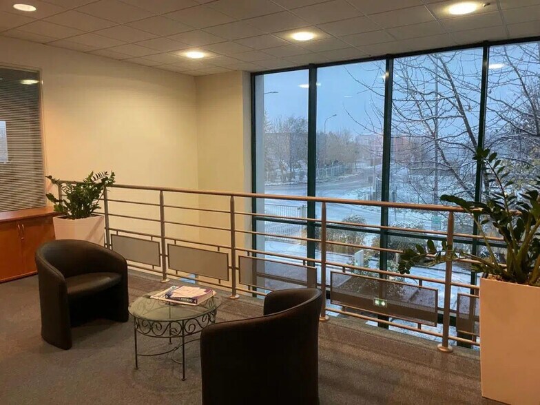 Bureau dans Morangis à louer - Hall d’entrée – Image 3 sur 11