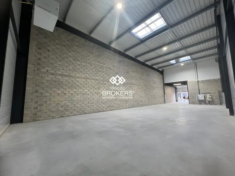 Local commercial dans Saint-Pierre-du-Perray à louer - Photo de l’immeuble – Image 3 sur 10