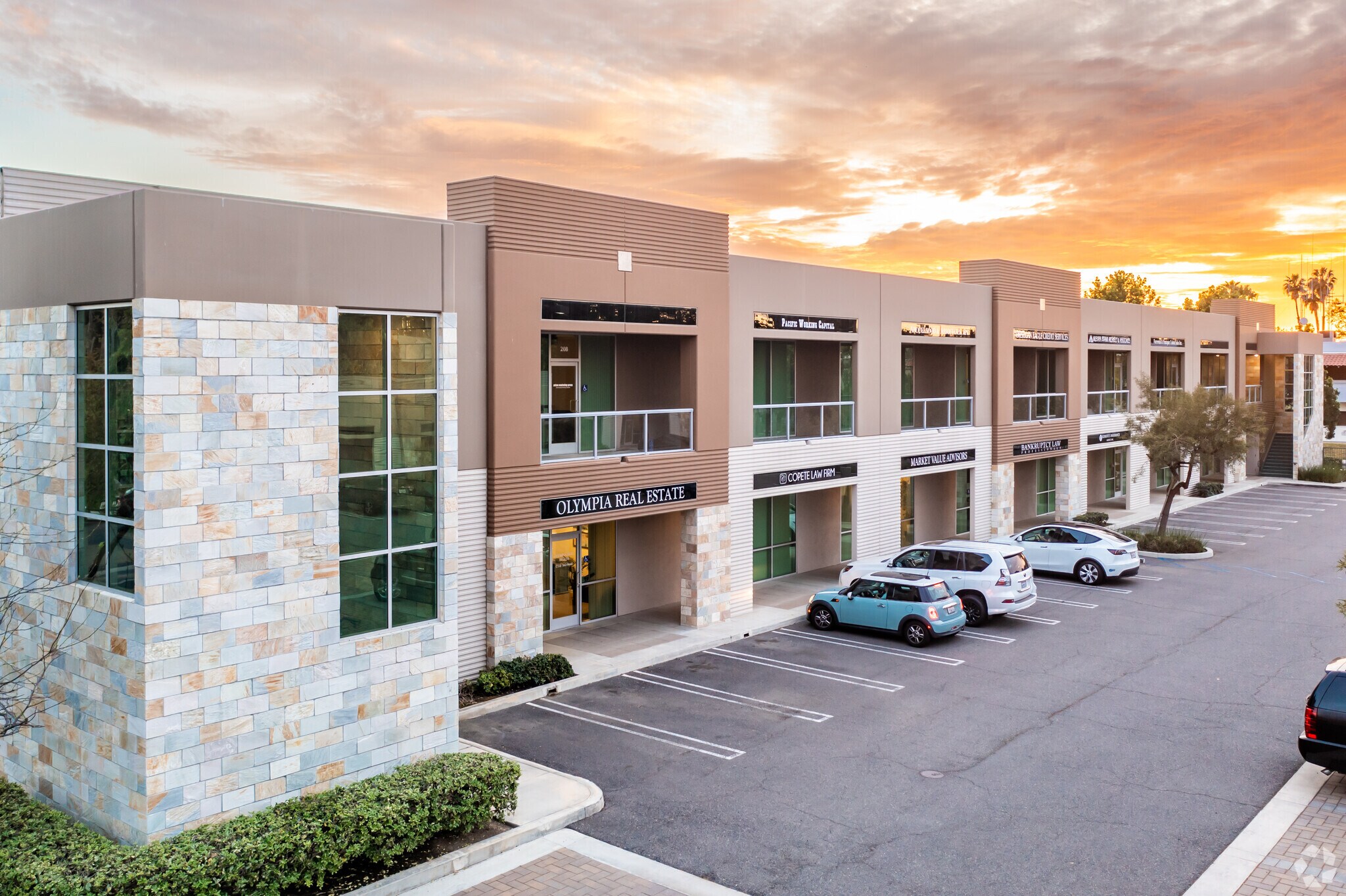 601 N Parkcenter Dr, Santa Ana, CA à louer Photo principale– Image 1 sur 18