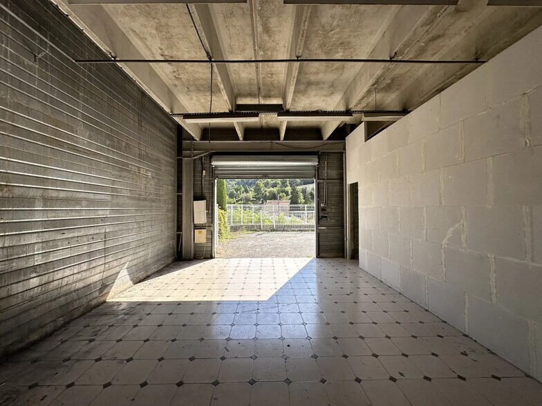 Local d’activités dans Saint-Jeannet à louer - Photo de l’immeuble – Image 3 sur 5