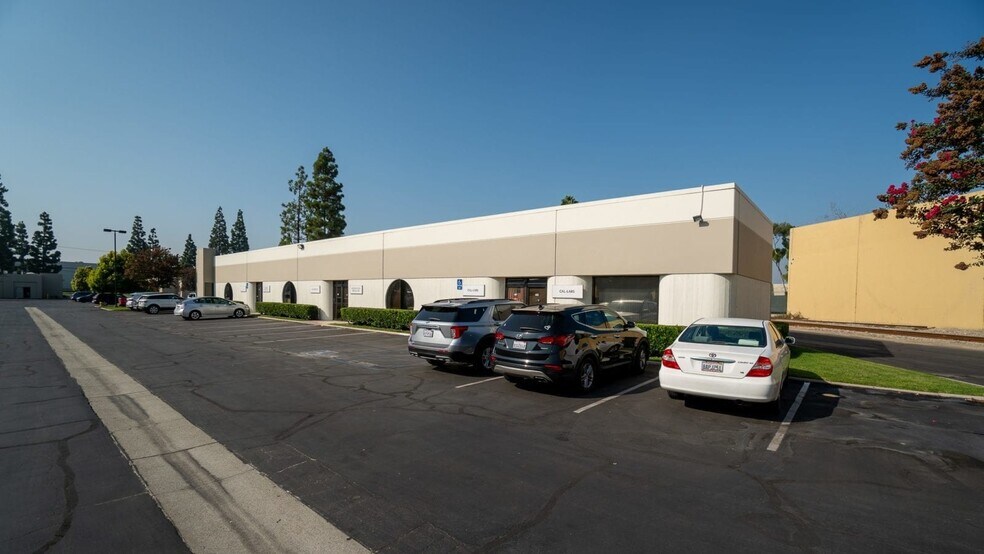 14747 Artesia Blvd, La Mirada, CA à louer - Photo de l’immeuble – Image 1 sur 6