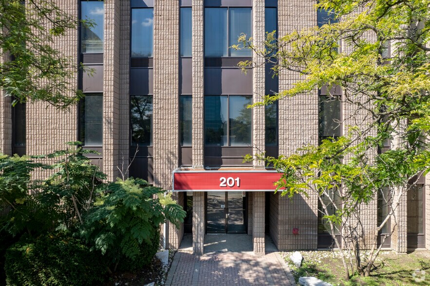 201 Consumers Rd, Toronto, ON à louer - Photo de l’immeuble – Image 3 sur 5
