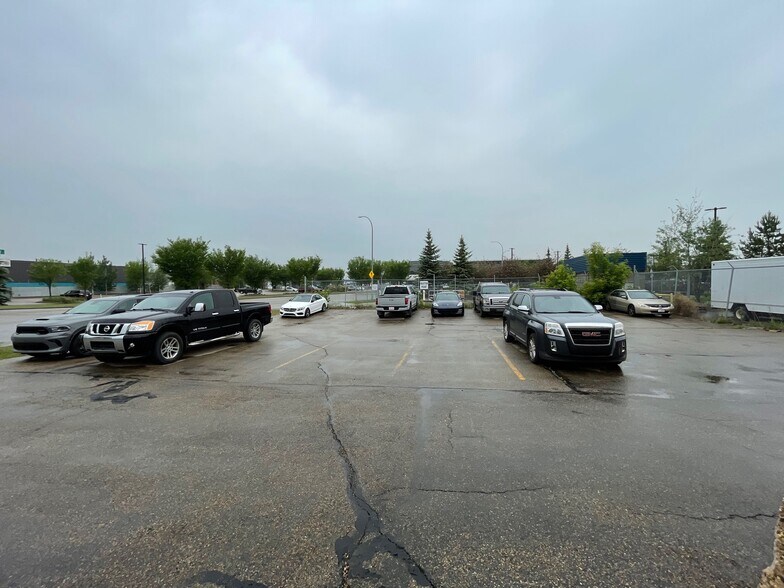 15330 123 Av NW, Edmonton, AB à vendre - Photo de l’immeuble – Image 3 sur 13