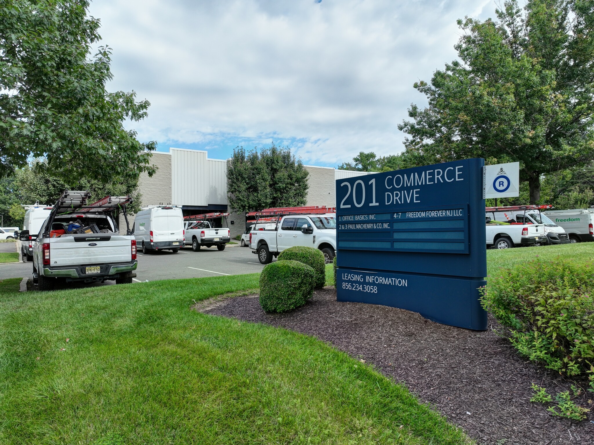 201 Commerce Dr, Moorestown, NJ à louer Photo de l’immeuble– Image 1 sur 3