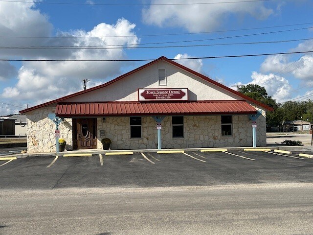 1314 Constantinople St, Castroville, TX à vendre - Photo de l’immeuble – Image 1 sur 6