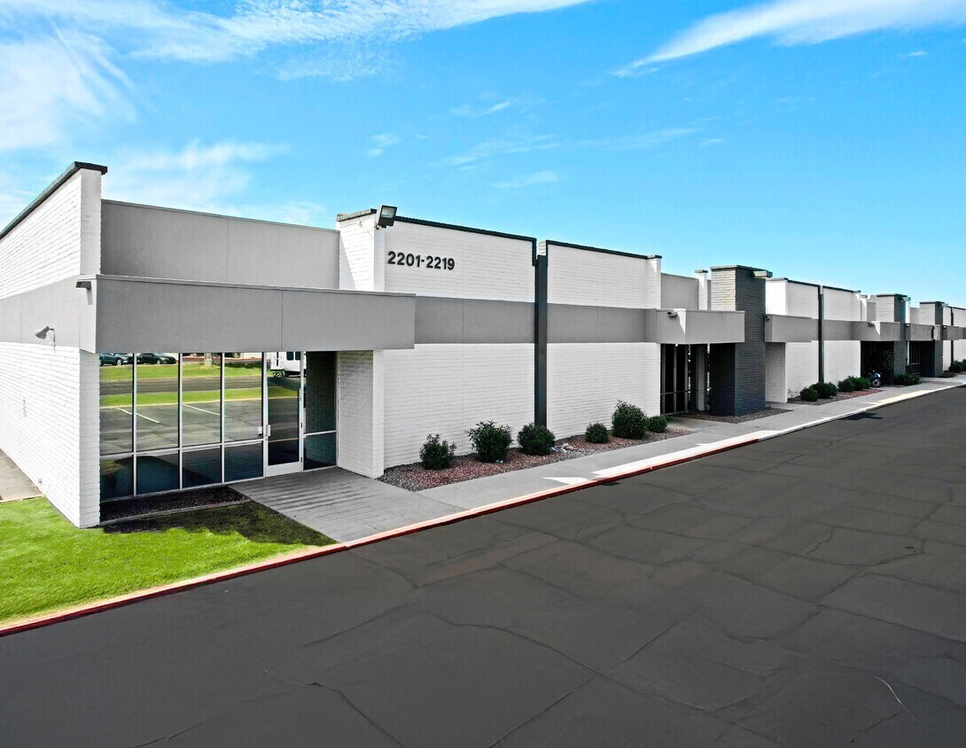 2201-2219 E University Dr, Phoenix, AZ à louer Photo de l’immeuble– Image 1 sur 2