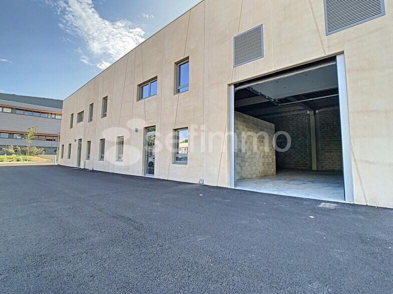 130 Rue Frédéric Joliot Curie, Aix-en-Provence à louer - Photo de l’immeuble – Image 2 sur 6