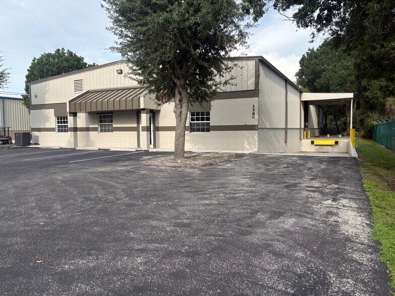 5580 ZIP Dr, Fort Myers, FL à louer - Photo de l’immeuble – Image 1 sur 5