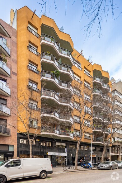 Immeuble residentiel dans Barcelone, Barcelona à vendre - Photo de l’immeuble – Image 2 sur 4