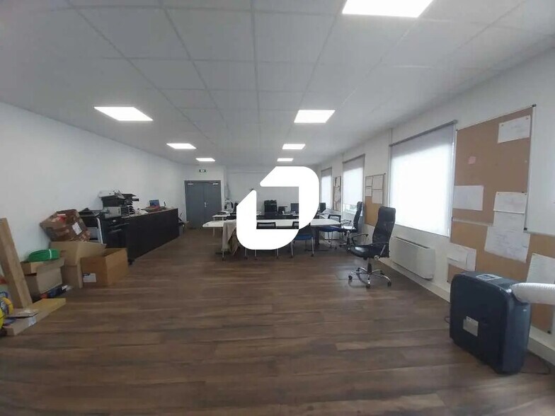 Bureau dans Osny à vendre - Photo de l’immeuble – Image 2 sur 8