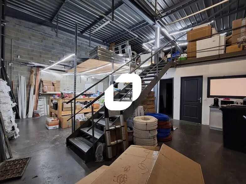 Local d’activités dans Cenon à louer - Photo de l’immeuble – Image 2 sur 9