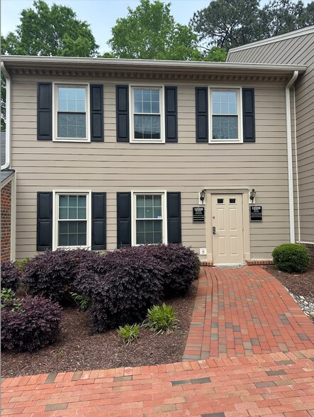 1829 E Franklin St, Chapel Hill, NC à louer - Photo de l’immeuble – Image 1 sur 19