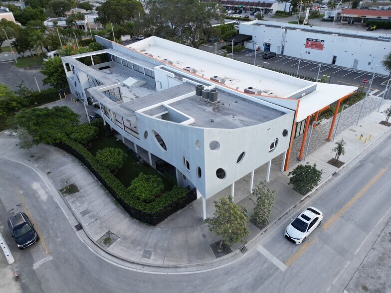 18651 NE 24th Pl, Miami, FL à vendre - Photo de l’immeuble – Image 1 sur 6