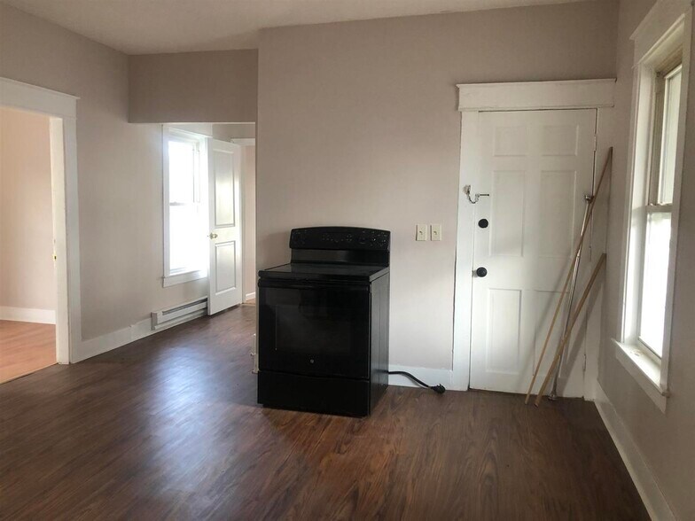 183 Cartier St, Manchester, NH à vendre - Photo intérieure – Image 3 sur 8