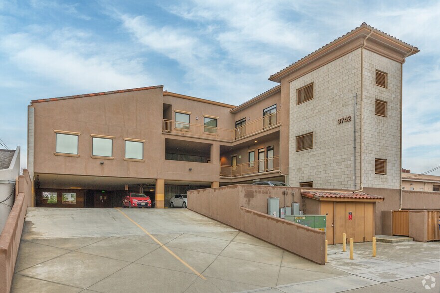 3742 Katella Ave, Los Alamitos, CA à louer - Photo de l’immeuble – Image 2 sur 4