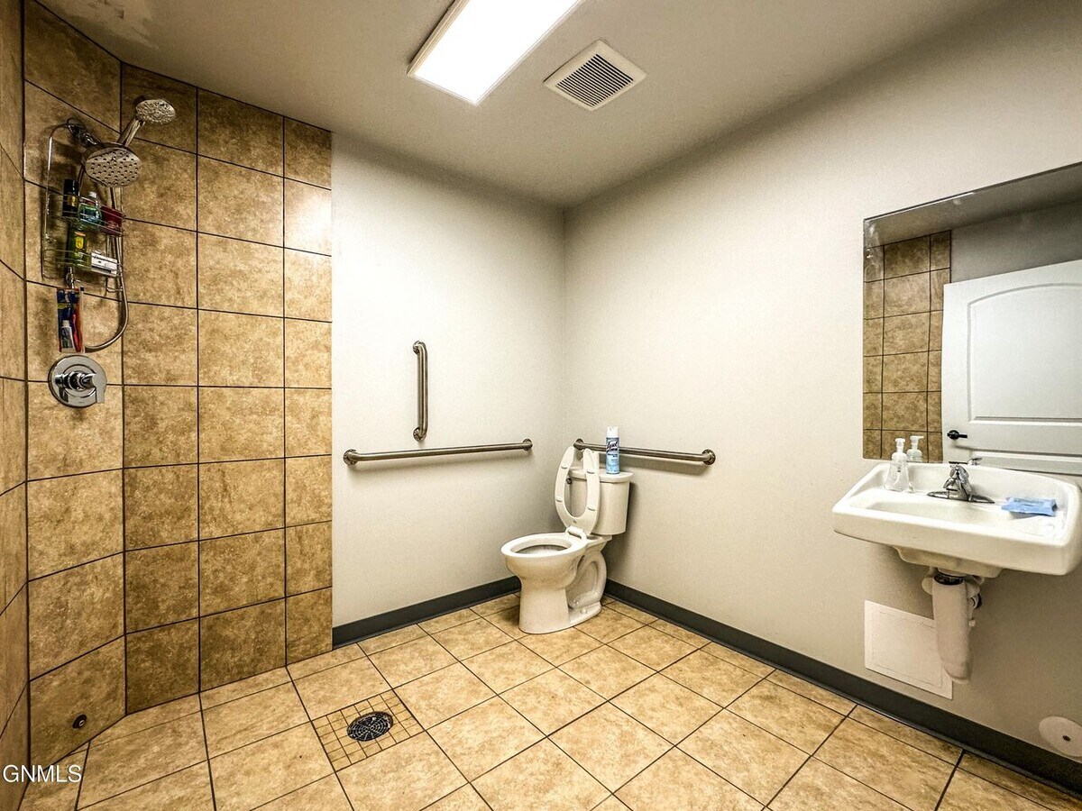 1409 Lockheed Dr, Bismarck, ND 58504 - Lot 12 - - Photo intérieure - Image 1 of 4