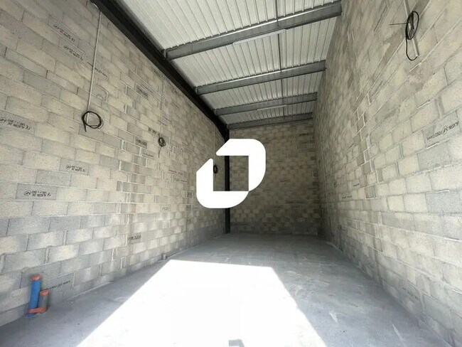 Plus de détails pour Local d'activités à louer