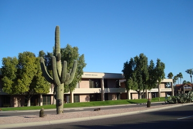 5111 N Scottsdale Rd, Scottsdale, AZ à louer - Photo de l’immeuble – Image 1 sur 11