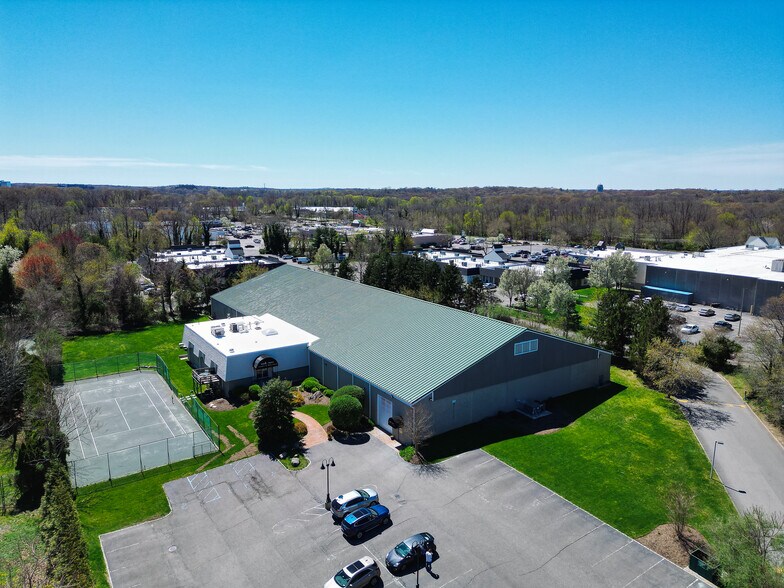 5 S Jersey Ave, East Setauket, NY à vendre - Photo de l’immeuble – Image 1 sur 3