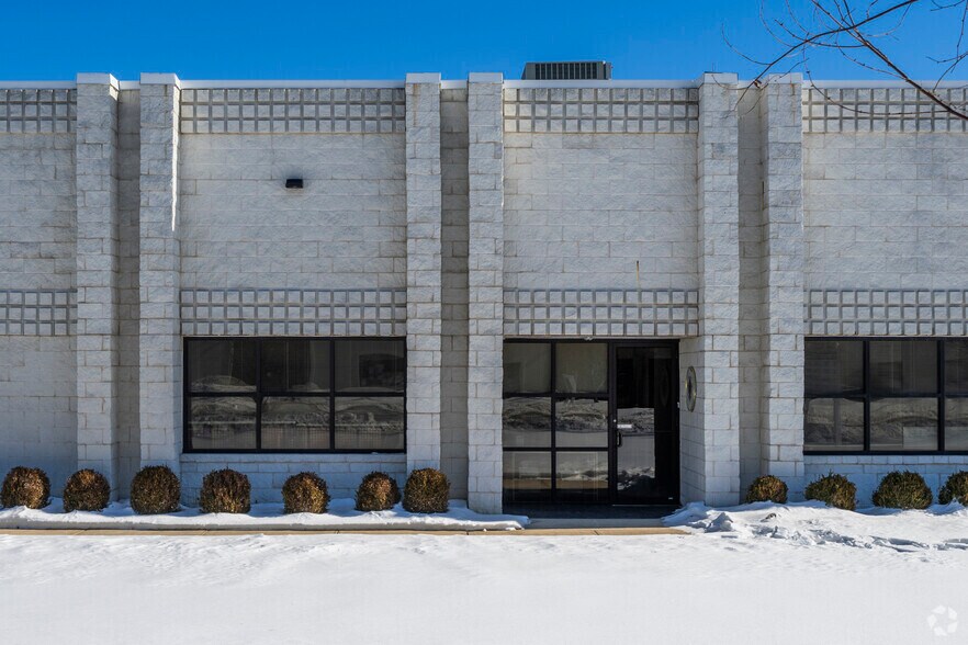 1545 Ocean Ave, Bohemia, NY à louer - Photo de l’immeuble – Image 2 sur 4