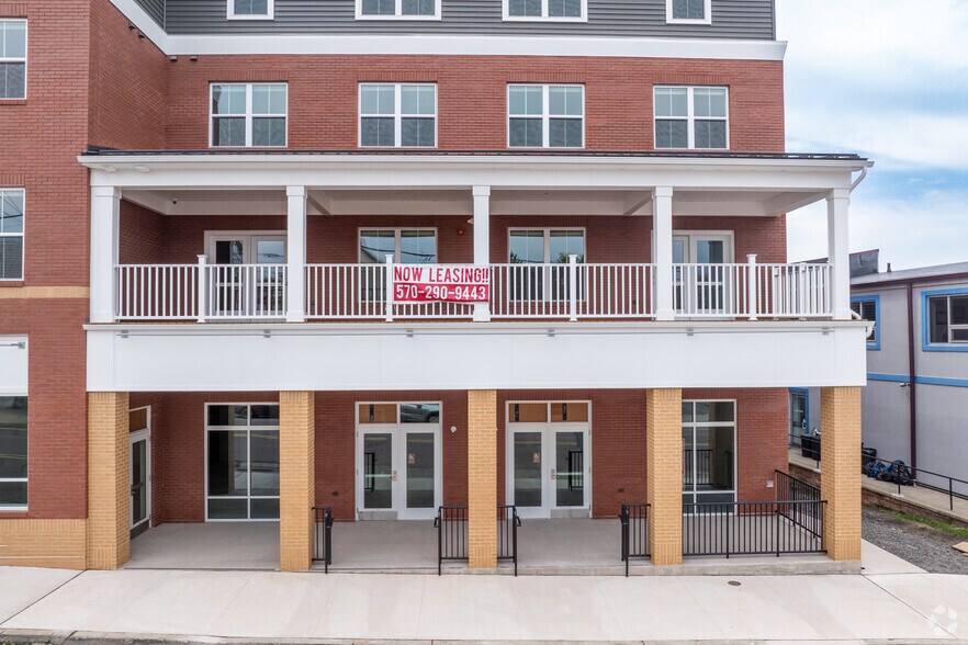 222 E Drinker St, Dunmore, PA à louer - Photo de l’immeuble – Image 2 sur 6