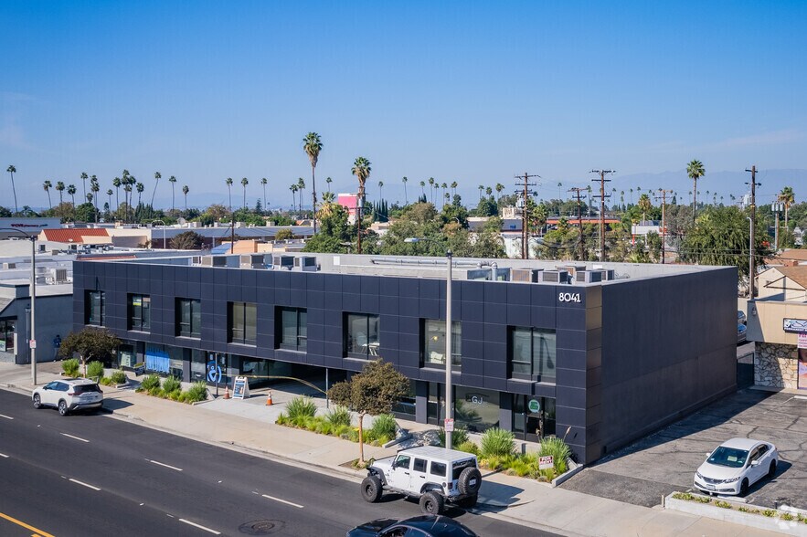 8041 Florence Ave, Downey, CA à louer - Photo de l’immeuble – Image 1 sur 24