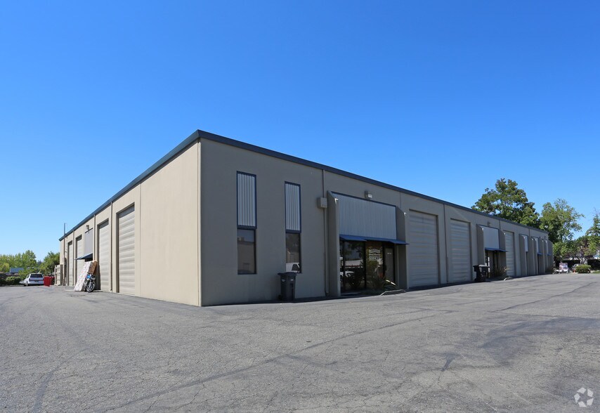 1048 Serpentine Ln, Pleasanton, CA à louer - Photo de l’immeuble – Image 2 sur 7