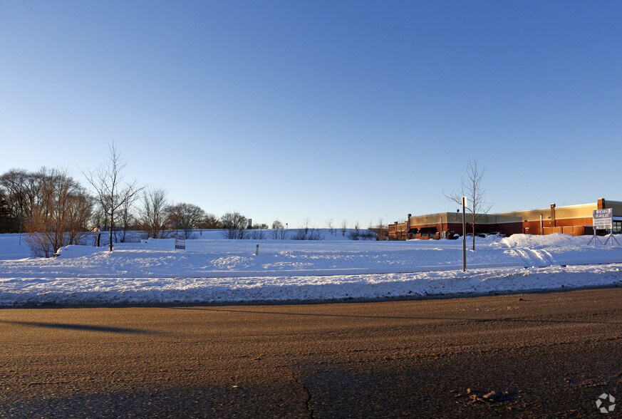 1590 Hastings Ave, Newport, MN à vendre - Photo principale – Image 1 sur 3