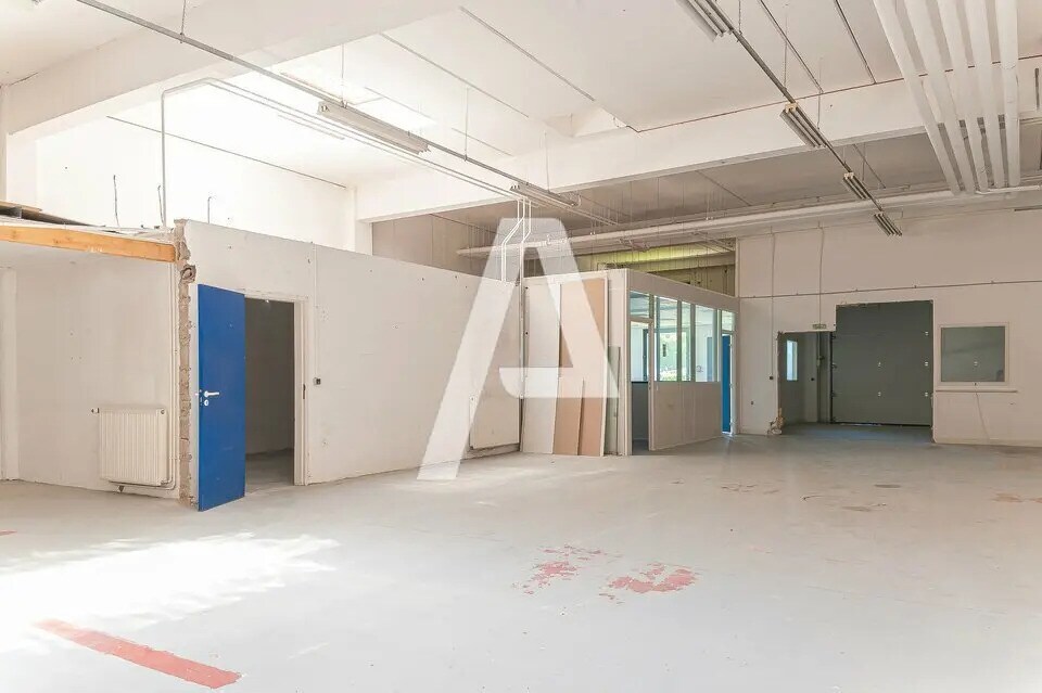 Local d’activités dans  à louer Photo de l’immeuble– Image 1 sur 8